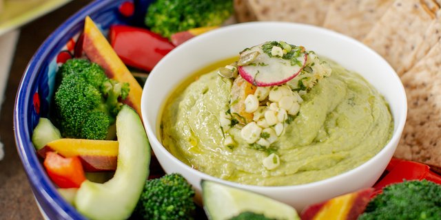 Hummus with Raw Veggies & Pita