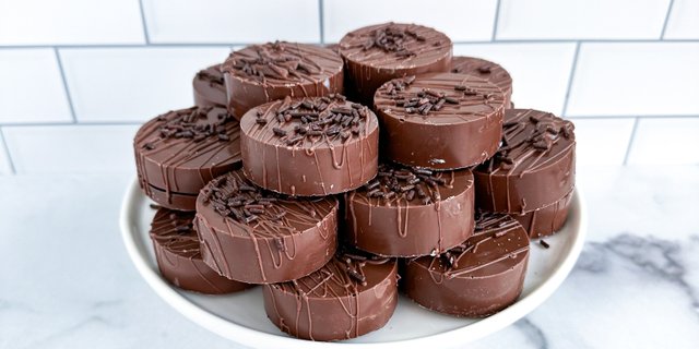 Triple Chocolate Dipped Oreo Cookies