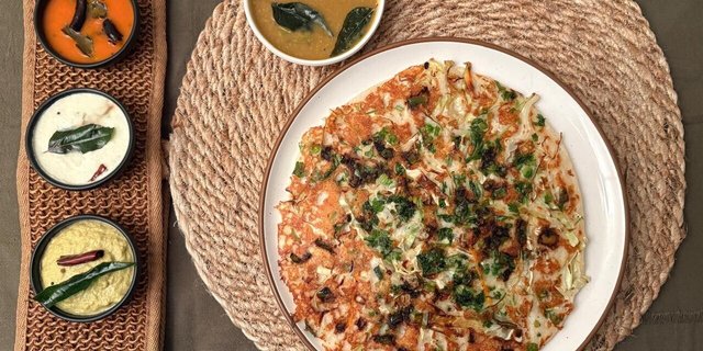 Onion Chilli Tomato Uttapam (Pizza)