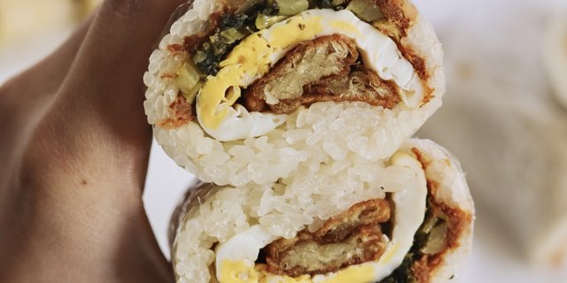 Salty Rice Roll w/ Pickled Vegetables & Fried Egg (鹹飯糰+酸菜+荷包蛋)