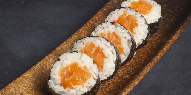 Salmon Maki Roll