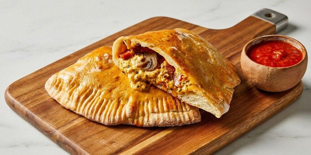 Deluxe Calzone / Stromboli