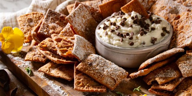 Cannoli Chip Platter