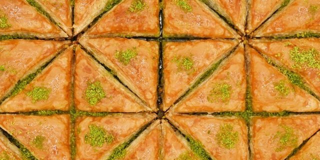 Triangle Slice Pistachio Baklava Tray