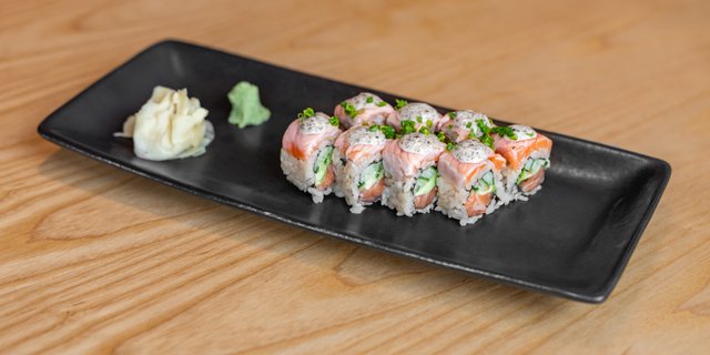 Truffle Salmon Maki Roll