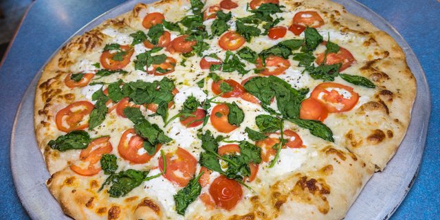 Randy's White w/ Spinach & Tomato Pizza