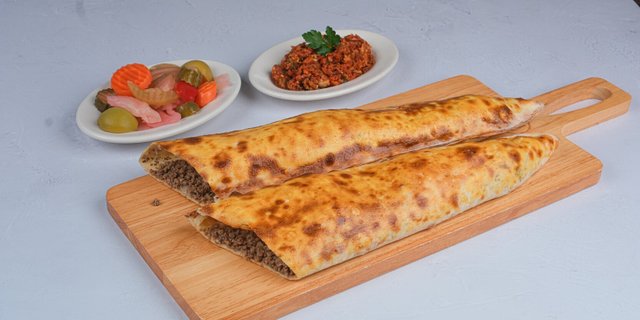 Closed Minced Meat Pide