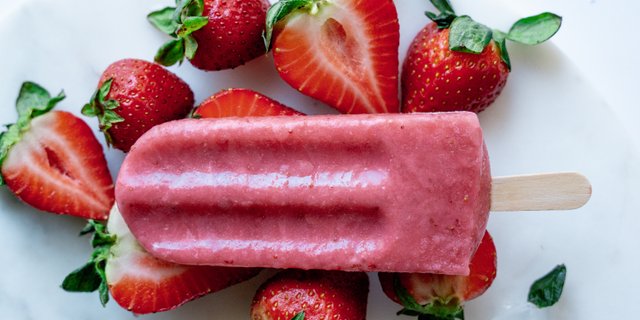 Organic Fresh Strawberry Popsicles (Vegan & Dairy-Free)