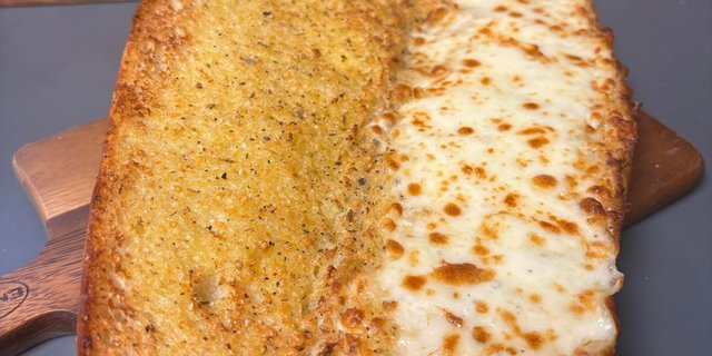 Garlic Bread w/ Cheese