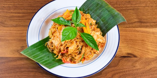 Spicy Pad Thai Noodles Tray