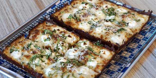 Large Five Cheese Bianca Pizza
