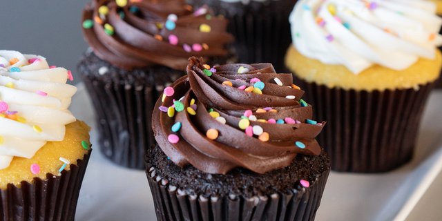 12-pack Vanilla & Chocolate Cupcakes