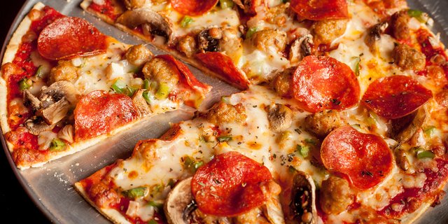 16" Hotshots Supreme Pizza