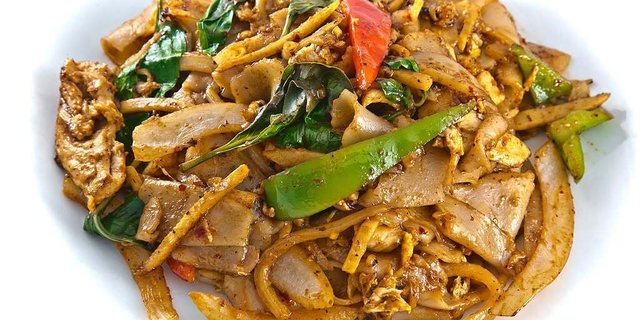 Phad Kee Mao (Drunken Noodles) Tray