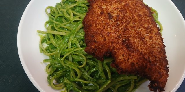 Tallarin Verde con Milanesa de Pollo