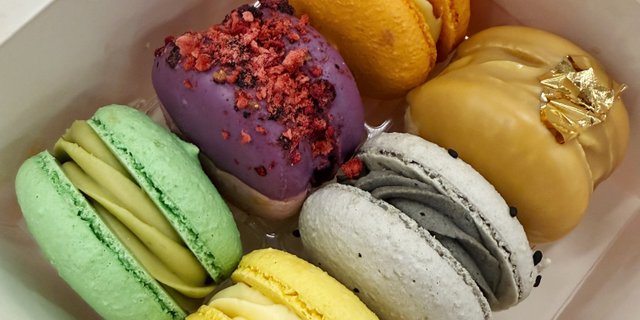 Apricot Caramel Macaron