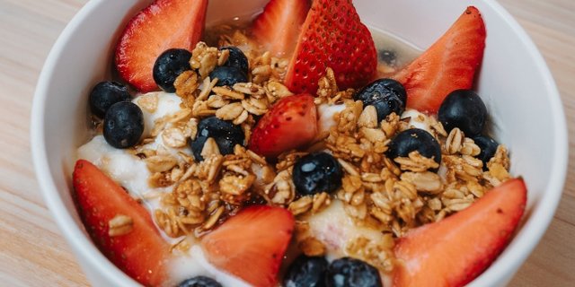 Greek Yogurt & Granola Bowl