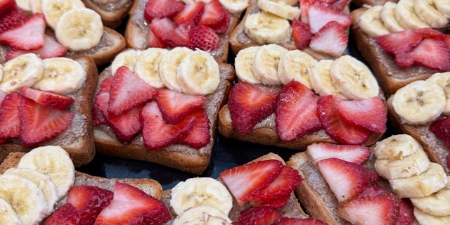 Gluten-Free Strawberry, Banana & Pecan Toast Platter