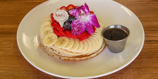 Banana & Berries Pancakes