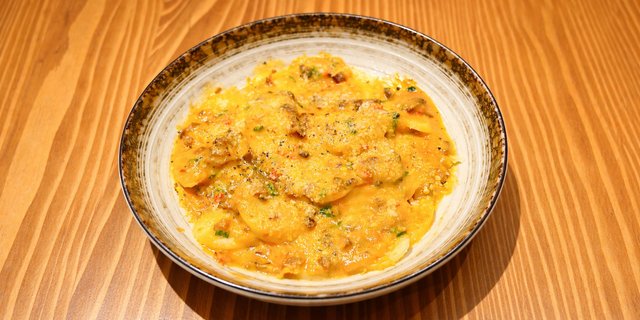 Spicy Rice Cake Carbonara Party Tray