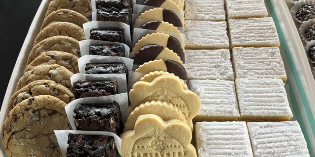 Deluxe Treat Basket