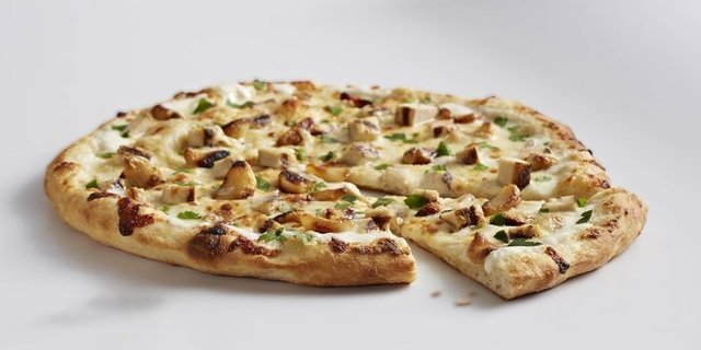 Creamy Garlic Chicken Pizza w/ Cauliflower Crust