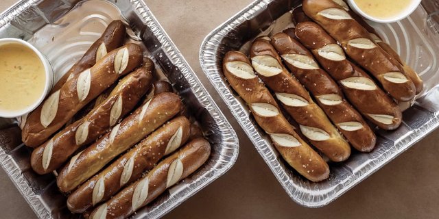 Bavarian Pretzels & Queso Platter