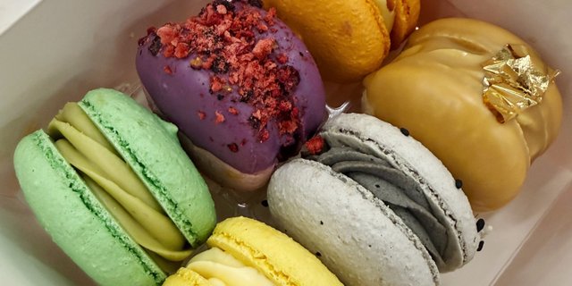 Creme Brûlée Macaron