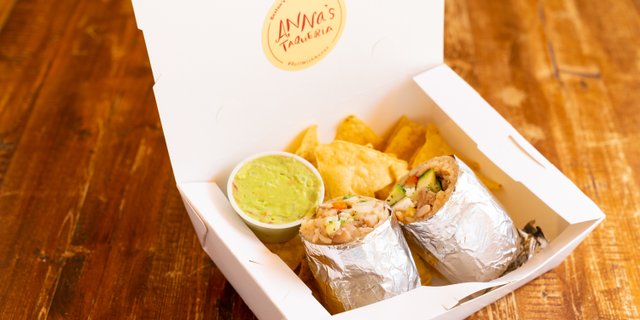Vegetarian Burrito Bundle (Chips & Guacamole)