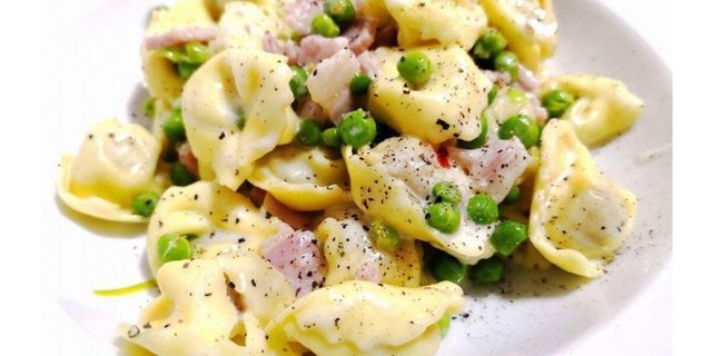 Tortellini, Panna, Prosciutto E Piselli