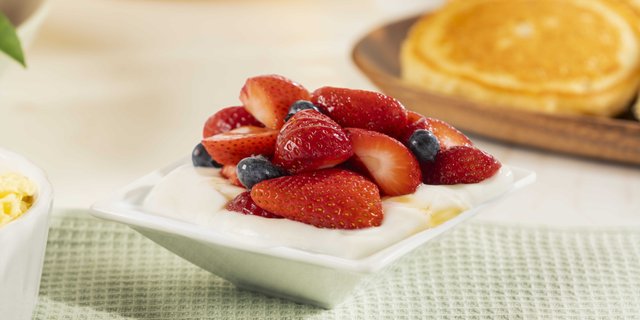 Gluten-Friendly Fruit and Greek Yogurt Parfait Box