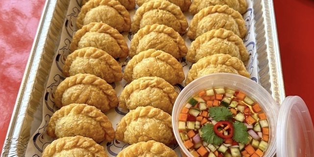 Chicken Curry Puff w/ Sweet Cucumber Relish