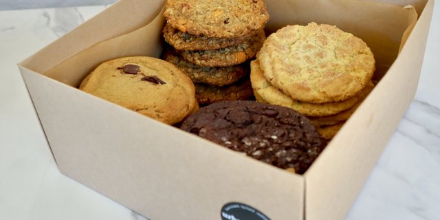 24 Classic Assorted Cookies Box