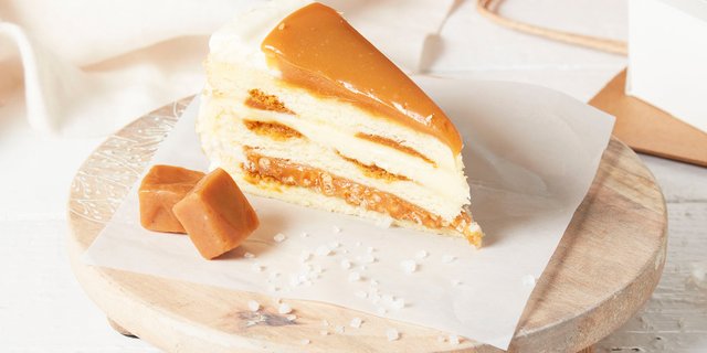 Salted Caramel Vanilla Crunch Cake Slice