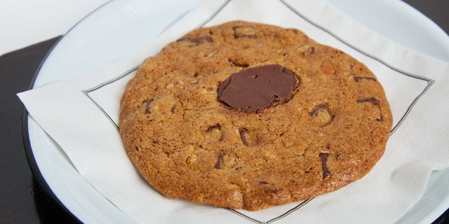 Giant Chocolate Chip Cookie