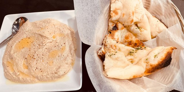 Hummus w/ Naan