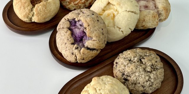 Sun-Dried Tomato Bacon Cream Cheese Scone
