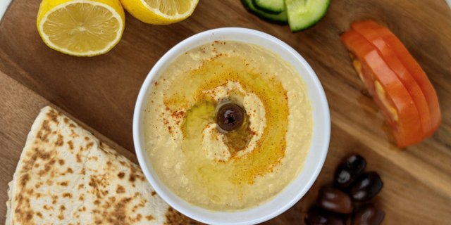 Hummus w/ Fresh Bread